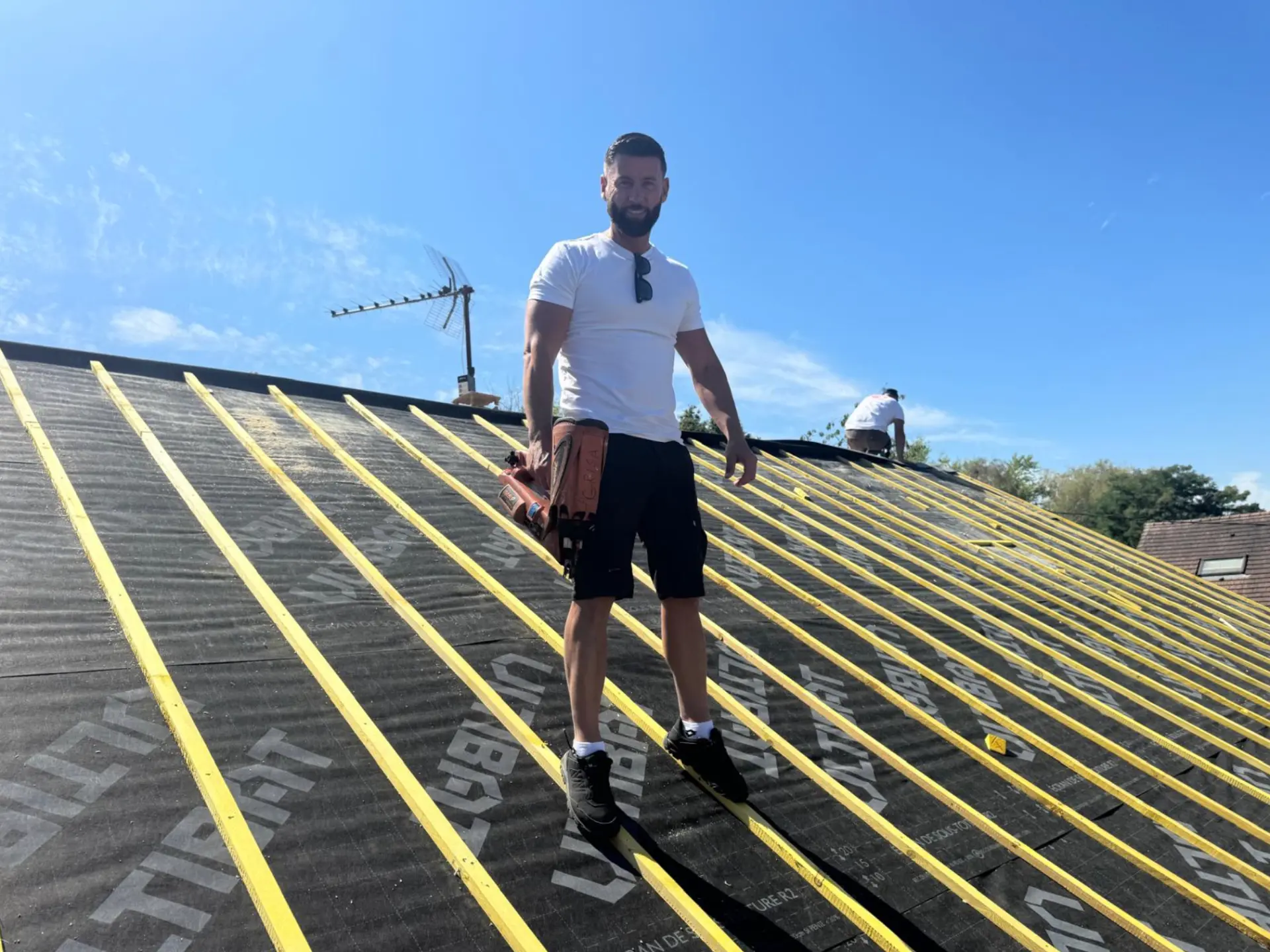 Éric Duedal, artisan couvreur, sur un chantier de toiture en Île-de-France